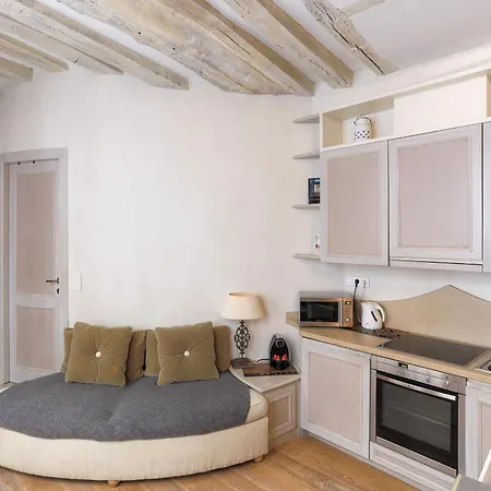 Appartement Louvre Charming Place Parijs